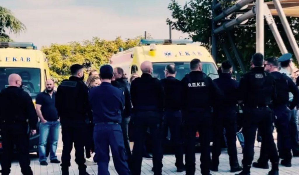 Λάρισα – Αντιεμβολιαστές επιχείρησαν να εμποδίσουν τους εμβολιασμούς έξω από ναούς