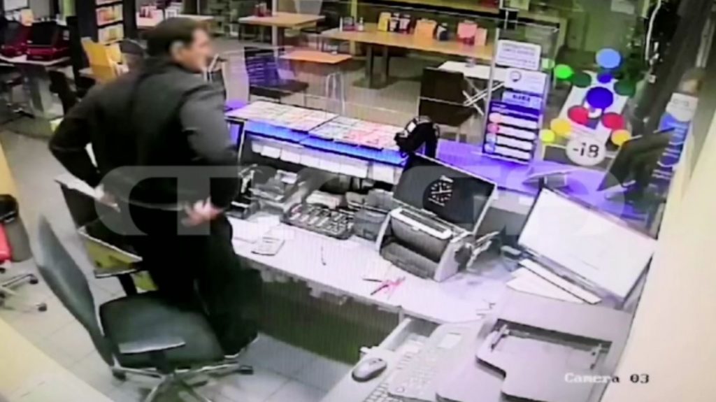 Ιδιοκτήτης πρακτορείου άρπαξε το όπλο μέσα από τα χέρια του ληστή