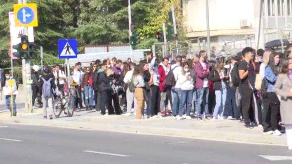 Τεράστια ουρά για μια μερίδα φαγητό στην εστία του ΑΠΘ