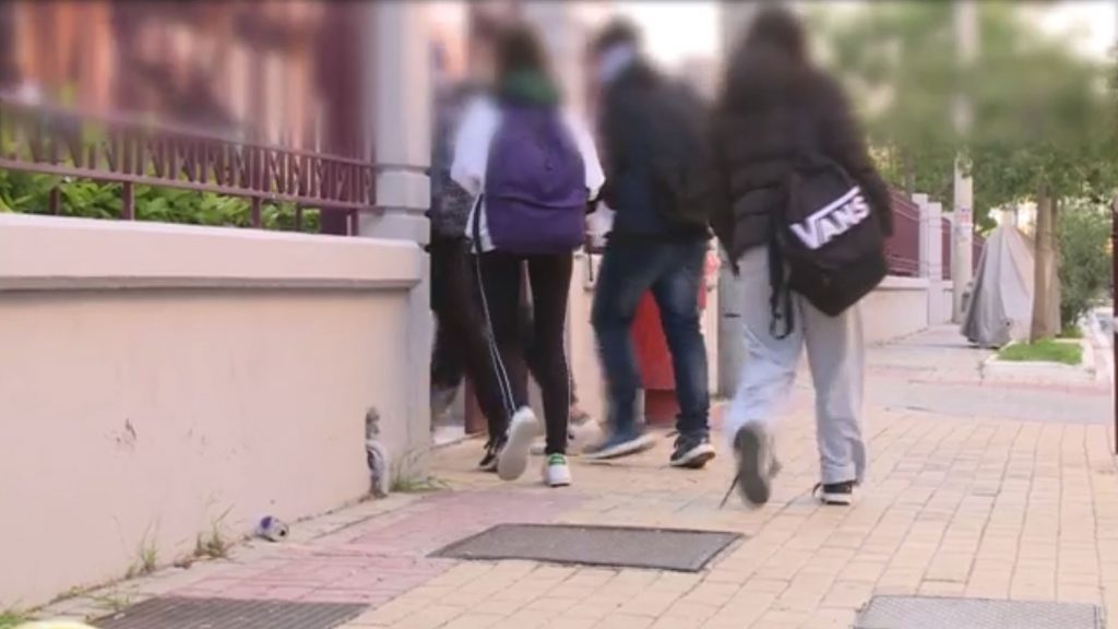 Ξεσπά ο πατέρας της 11χρονης μαθήτριας – «Μας ενημέρωσε η κόρη μας και όχι ο διευθυντής»