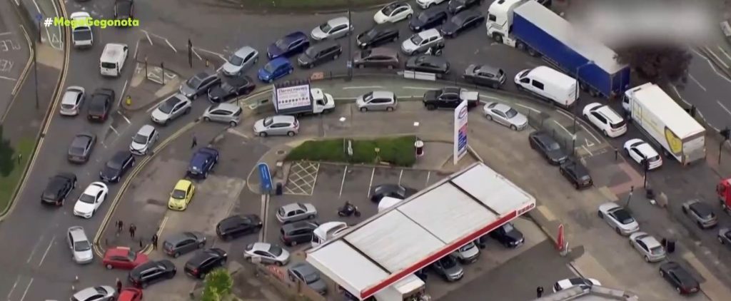 Βρετανία – Συνεχίζονται οι ελλείψεις καυσίμων στα πρατήρια – Ουρές χιλιομέτρων στα βενζινάδικα