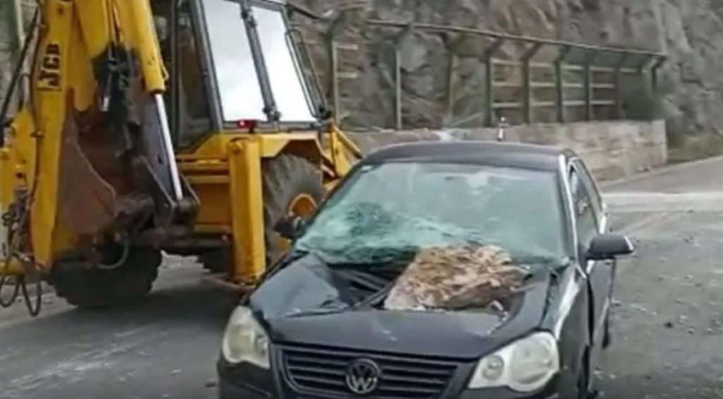Αράχοβα – Από θαύμα γλύτωσαν επιβάτες αυτοκινήτου μετά από κατολίσθηση
