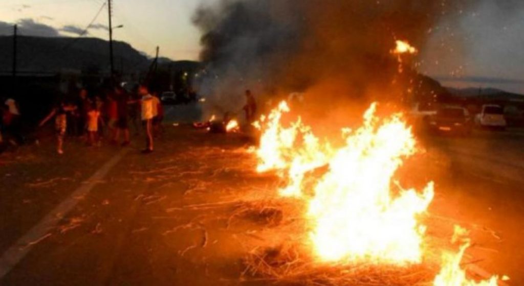 Καταδίωξη στο Πέραμα – Έκρυθμη η κατάσταση στον Ασπρόπυργο – Ρομά έκλεισαν την Αττική Οδό