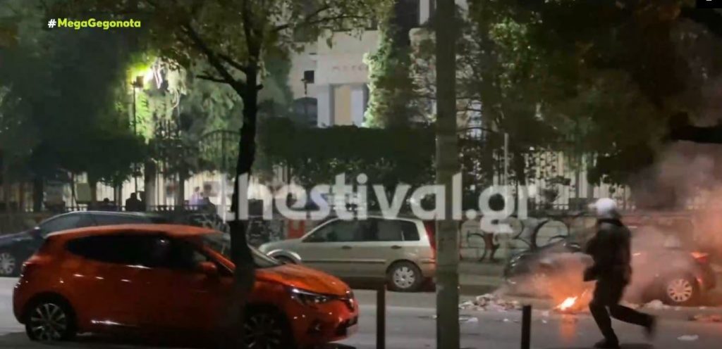 Θεσσαλονίκη – Επεισόδια & μολότοφ έξω από τη Φιλοσοφική – Ένας τραυματίας & 9 προσαγωγές