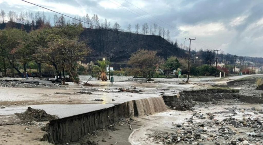 Εύβοια – Εικόνες βιβλικής καταστροφής από το πέρασμα της «Αθηνάς», τέσσερις εγκλωβισμένοι