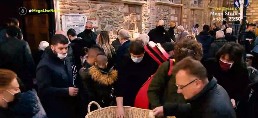 Απίστευτες εικόνες συνωστισμού στον Άγιο Δημήτριο κατέβαζαν τις μάσκες για το προσκύνημα