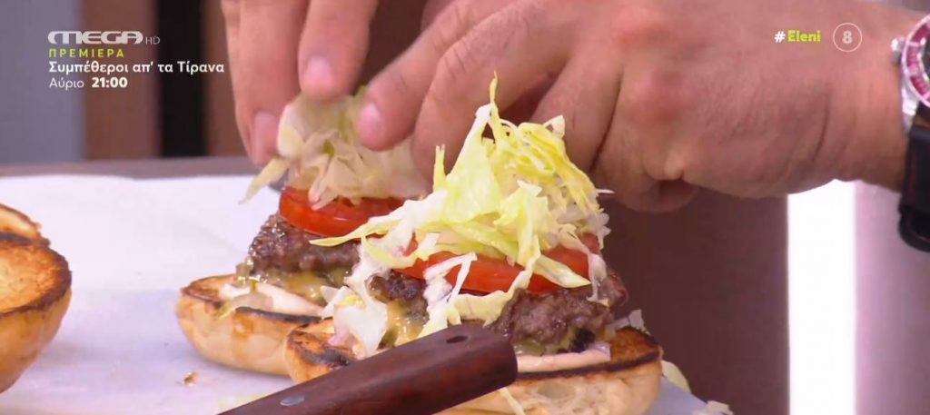 Συνταγή για ζουμερά burger από τον σεφ Γιώργο Παπακώστα