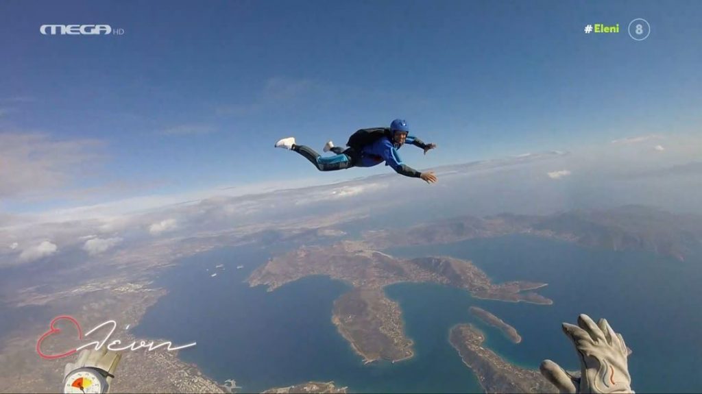 Ο Σάββας Πούμπουρας δοκιμάζει τα όρια της μητέρας του κάνοντας ελεύθερη πτώση