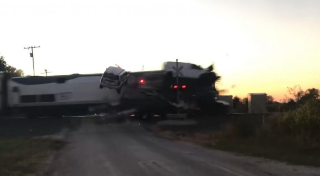 ΗΠΑ – Σφοδρή σύγκρουση νταλίκας με τρένο