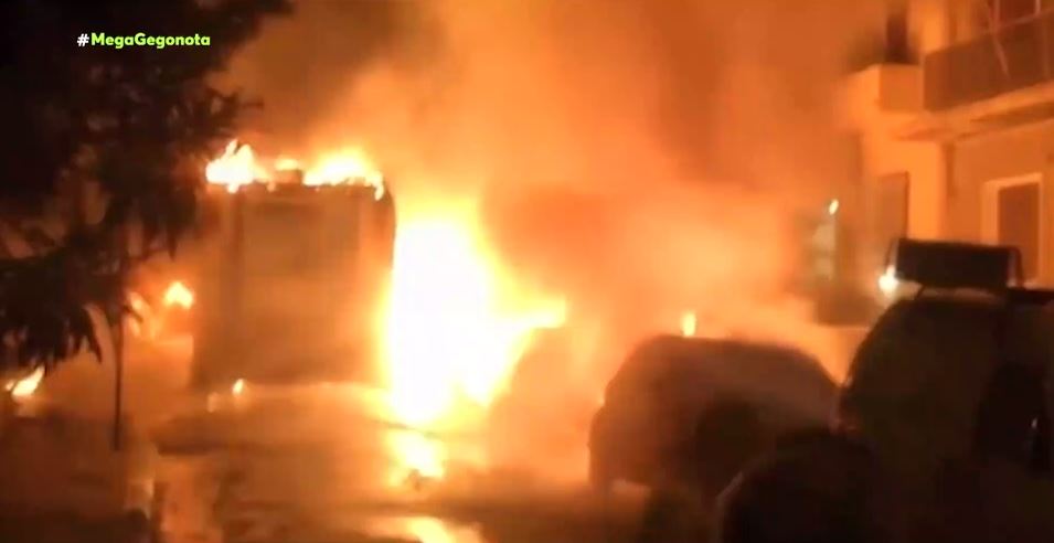 Πατήσια – Στις φλόγες τυλίχθηκε απορριμματοφόρο – Κάηκαν 11 σταθμευμένα ΙΧ