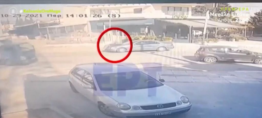 Μενίδι – Συγκλονιστικές εικόνες από τη ληστεία – Η γυναίκα κρεμόταν από το καπό