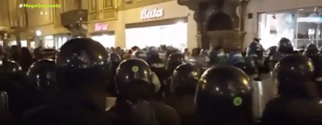 Επεισοδιακές διαδηλώσεις αρνητών του εμβολιασμού – Προκλήσεις αρνητών του κορωνοϊού σε σουπερμάρκετ