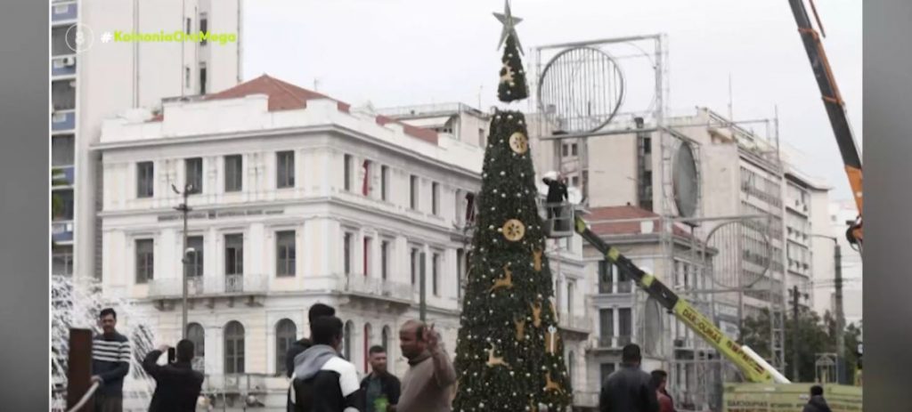 Στολίστηκε το χριστουγεννιάτικο δέντρο στην Ομόνοια