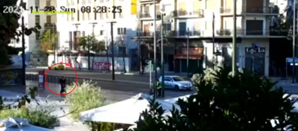 Αρχαιολογικό Μουσείο – Εγκατέλειψαν 1,5 έτους κοριτσάκι σε καρότσι – Βίντεο-ντοκουμέντο