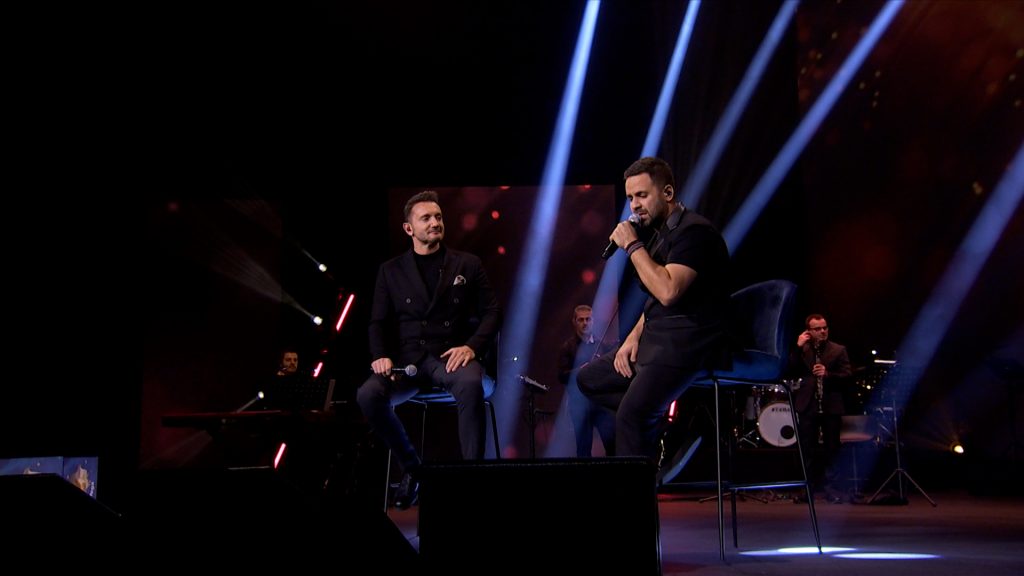 «Πετραδάκι-πετραδάκι» από τον Χρήστο Μενιδιάτη για τον πατέρα του σε μια από τις συγκινητικές στιγμές της βραδιάς