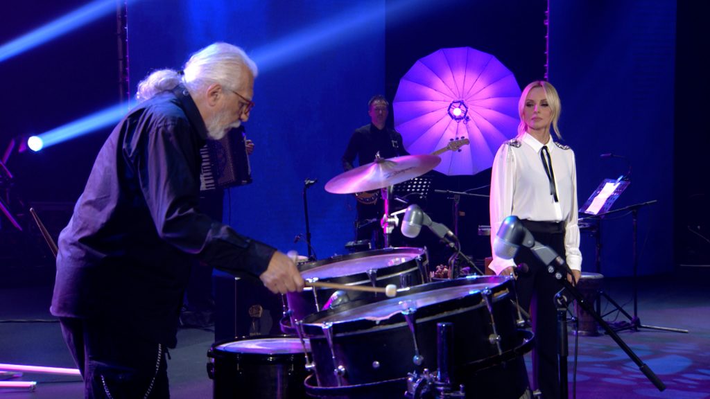 «Εξαρτάται μου λες, εξαρτάται» από την Πέγκυ Ζήνα και τα κρουστά του Νίκου Τουλιάτου