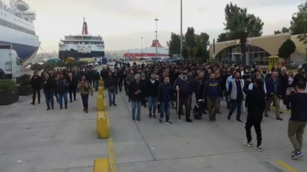 Απόβαση… χωρίς μάσκες αγροτών και κτηνοτρόφων της Κρήτης στο λιμάνι του Πειραιά