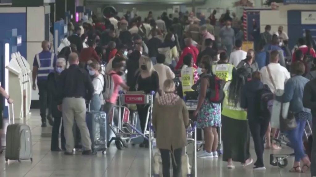 «Πολιορκεί» την Ευρώπη η νέα μετάλλαξη Όμικρον