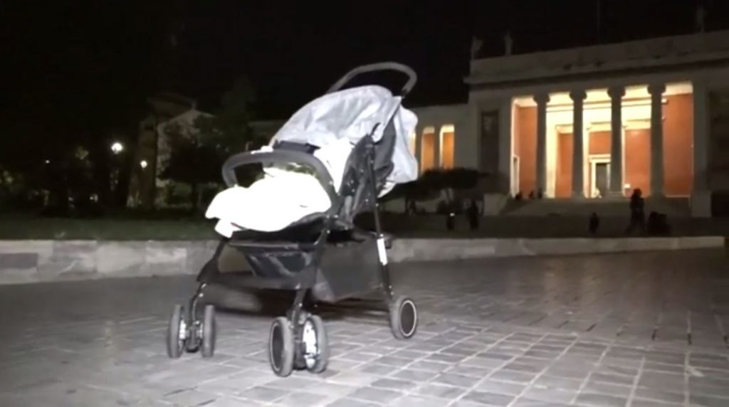 Βίντεο ντοκουμέντο από την εγκατάλειψη κοριτσιού δύο ετών στο Αρχαιολογικό Μουσείο