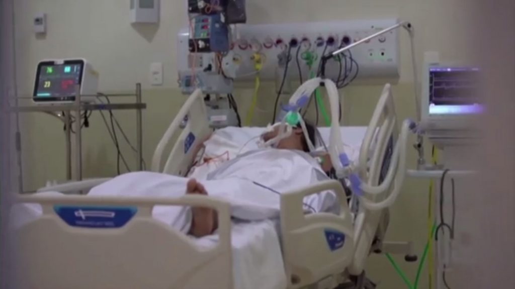 Αρνητές της πανδημίας πετούν τα φάρμακα στα σκουπίδια