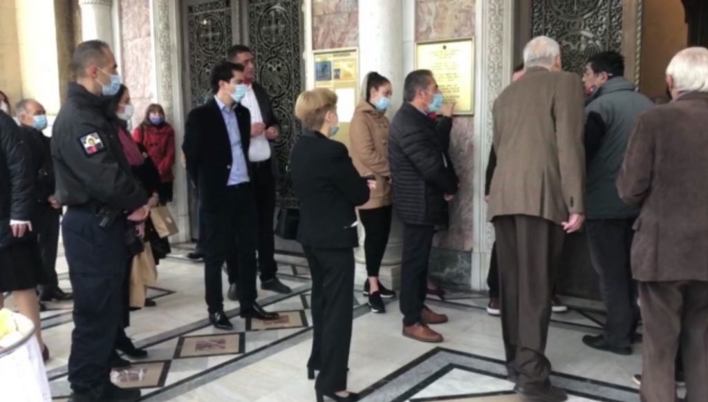 Με μάσκες, αποστάσεις και αντισηπτικά οι πιστοί στους ναούς