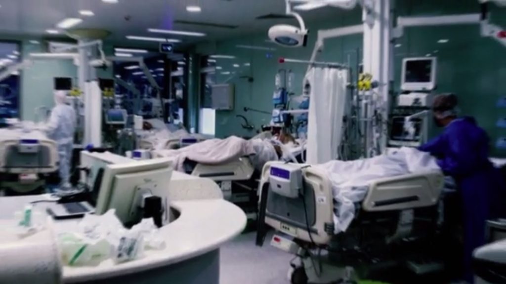 «Πιέζονται» τα νοσοκομεία από την έξαρση της πανδημίας – Δεν φτάνουν οι ΜΕΘ