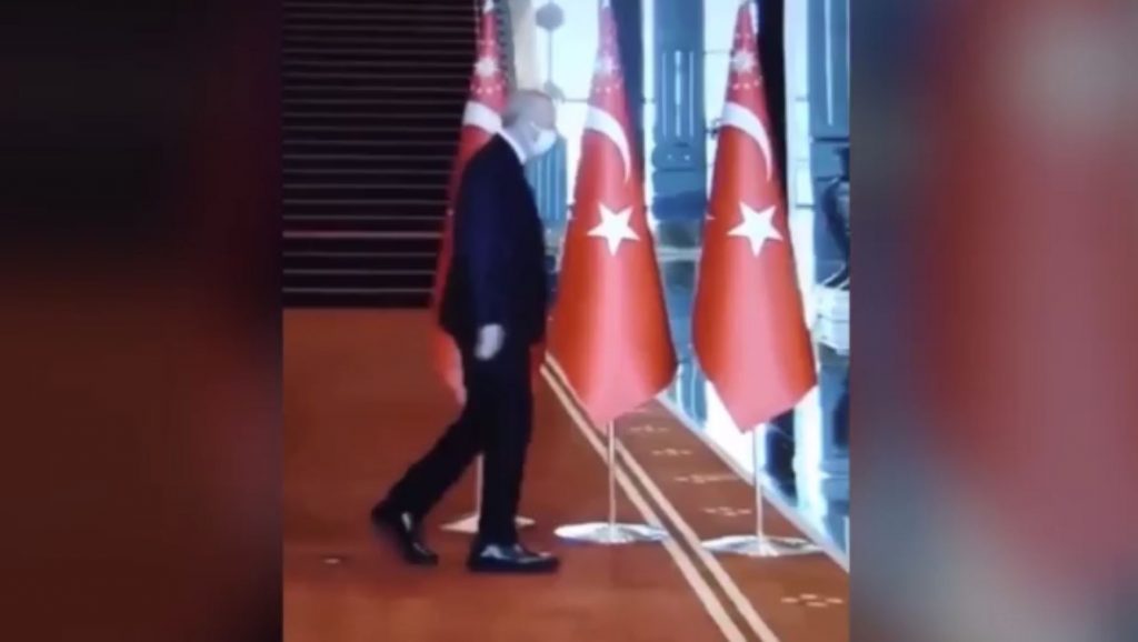 Μετά βίας σέρνει τα πόδια του ο Ερντογάν
