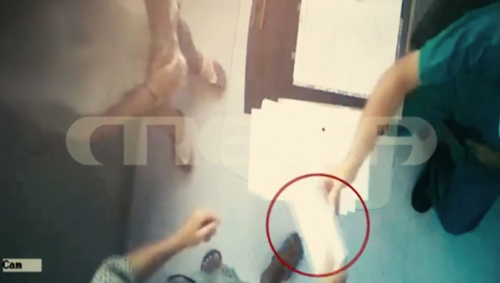 Γιατρός που… τσέπωνε φακελάκια πιάστηκε στα πράσα στο Ιπποκράτειο – Αποκαλυπτικά βίντεο