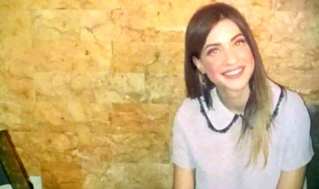 Συγκλονίζει η μητέρα της Γαρυφαλλιάς – Παρέλαβε το πτυχίο της κόρης της