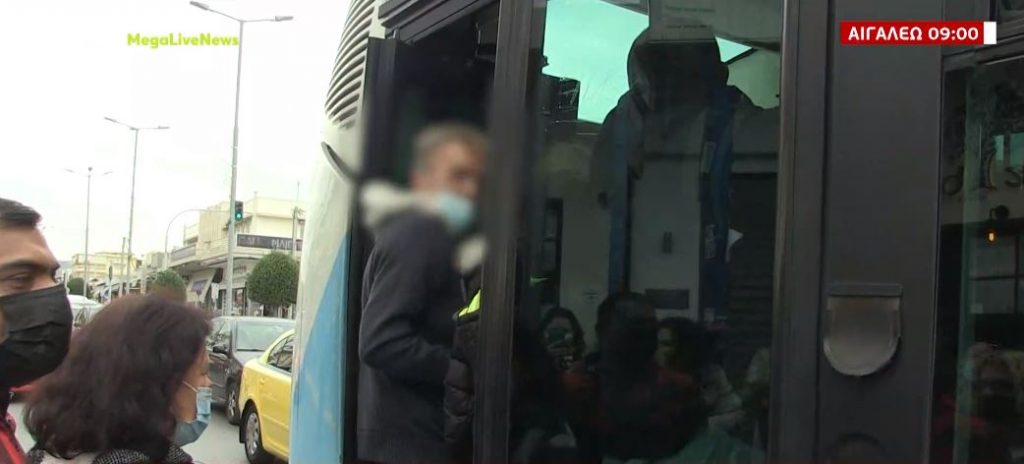 Κορωνοϊός – Αδιανόητος συνωστισμός στα λεωφορεία