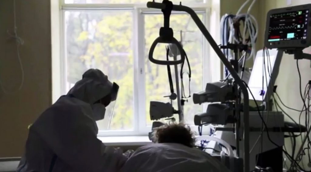 Κορωνοϊός – Καταρρέουν τα νοσοκομεία υπό το βάρος των αυξημένων εισαγωγών