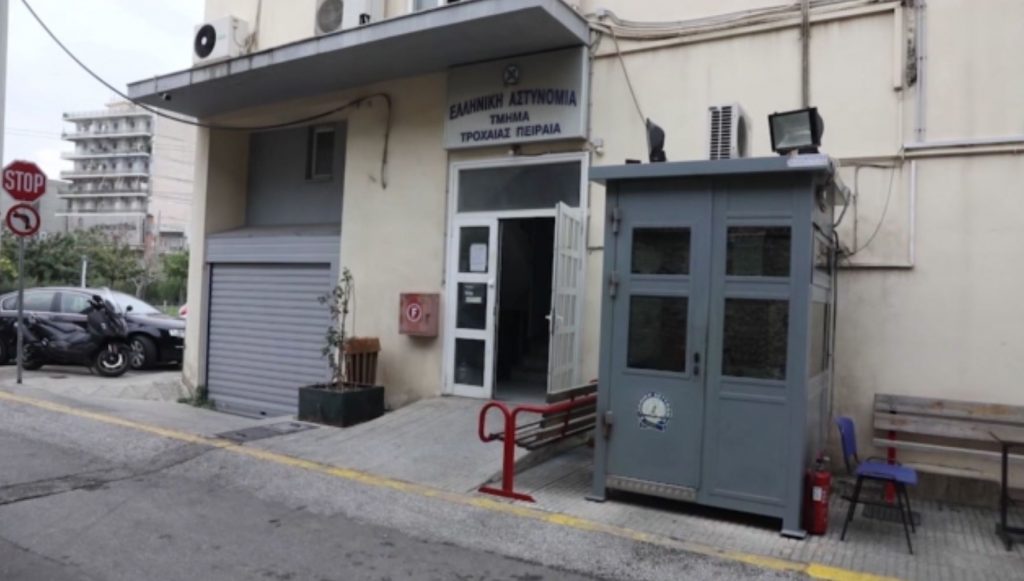 Επίθεση με μολότοφ στην Tροχαία Πειραιά