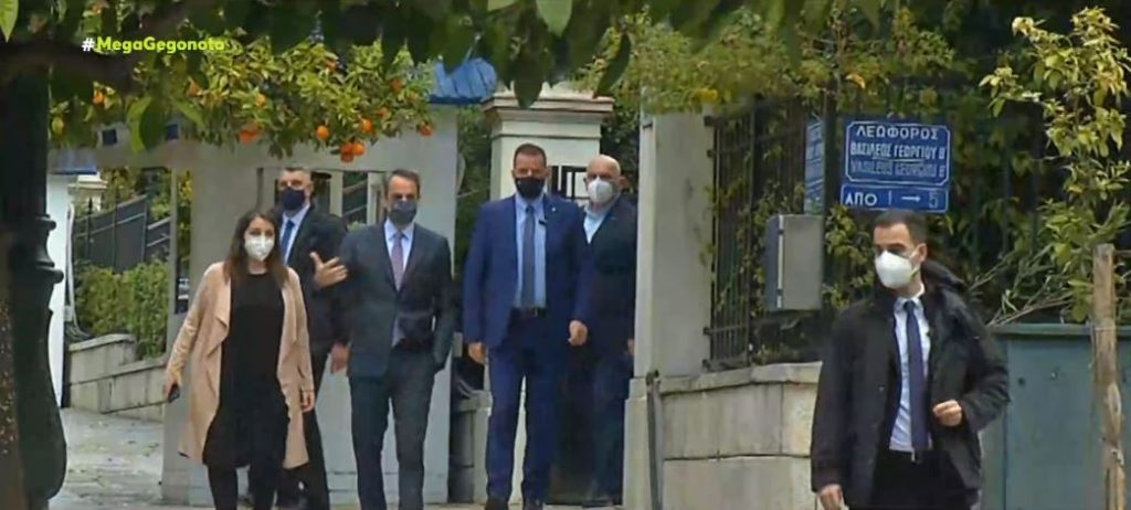 Μητσοτάκης – Τσίπρας – Διασταυρώνουν τα ξίφη τους μέσω τηλεοπτικών μηνυμάτων προς τους πολίτες