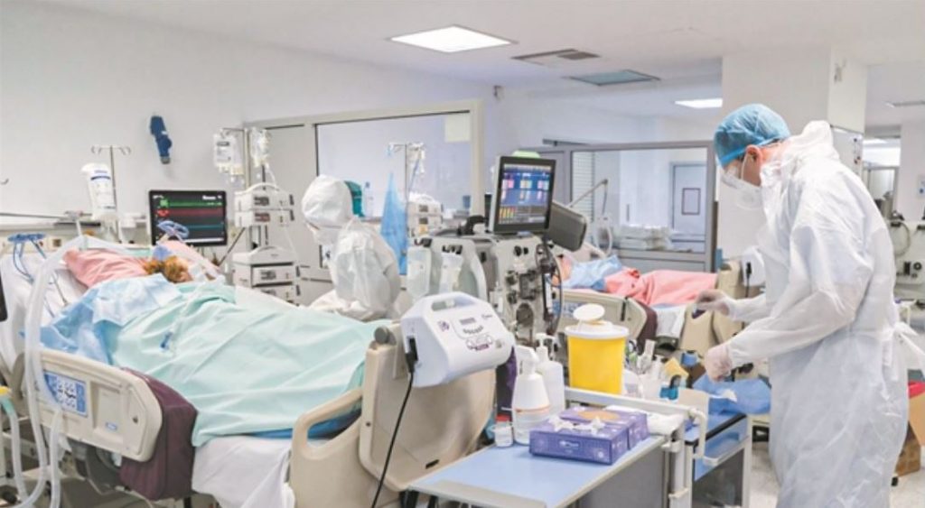 Κορωνοϊός – «Τρέχουν» τα ασθενοφόρα, δεν φτάνουν τα ράντζα – «Πολεμικό» σκηνικό στα νοσοκομεία της χώρας