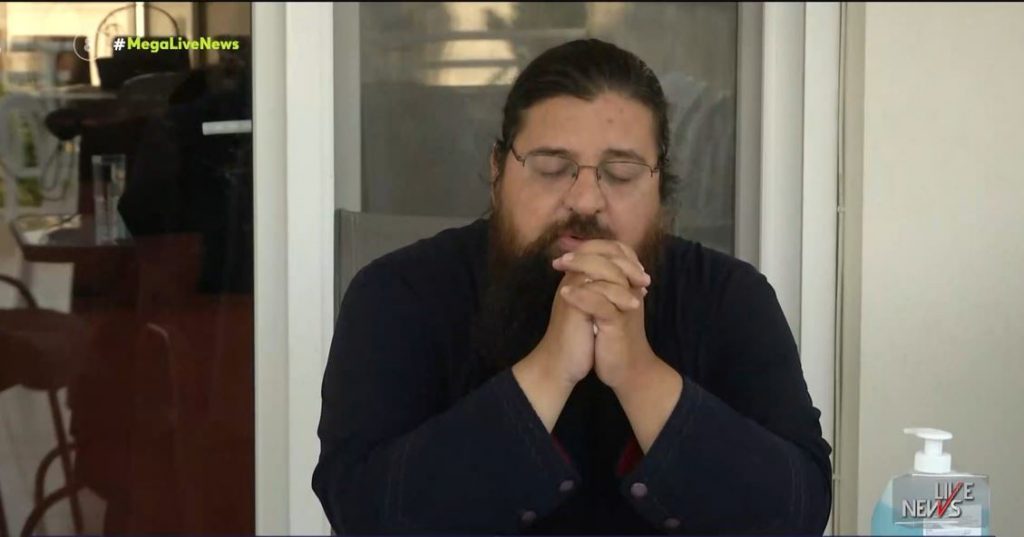 Κορωνοϊός – «Αν δεν είχα εμβολιαστεί, δε θα μιλούσαμε τώρα» – Σοκάρει ο ιερέας που κόλλησε κορωνοϊό