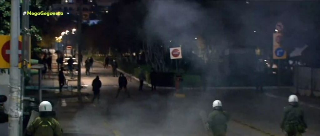 Τέσσερις συλλήψεις για τα επεισόδια στα Εξάρχεια – Ένταση και χημικά σε Θεσσαλονίκη και Πάτρα