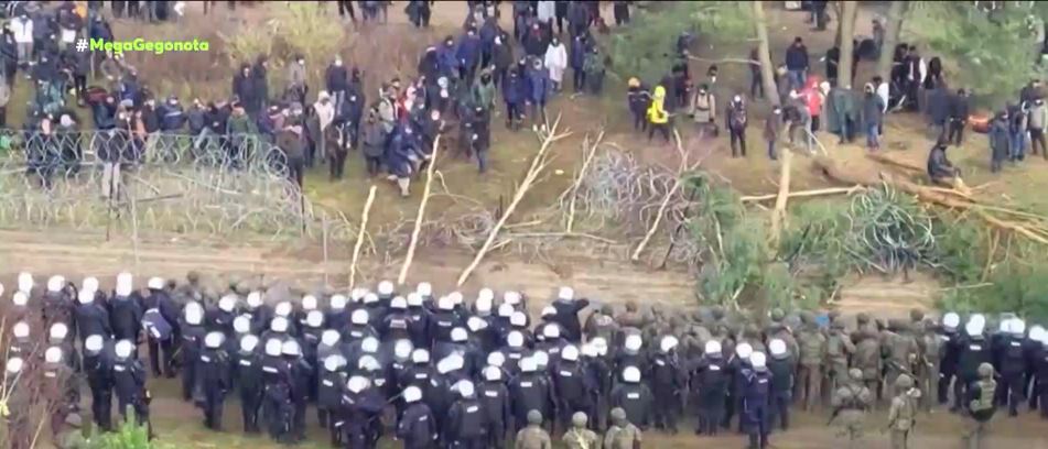 Πολωνία – Κλιμακώνεται η κρίση με χιλιάδες πρόσφυγες & μετανάστες