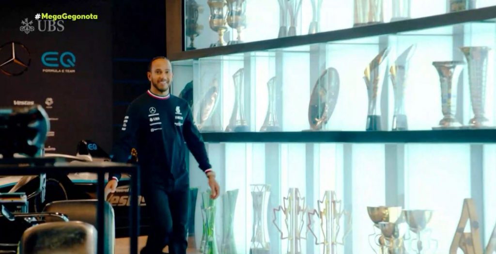 Αγγλία – Ο Λιούις Χάμιλτον μεταμφιέστηκε & έκανε έκπληξη σε 3 παιδάκια