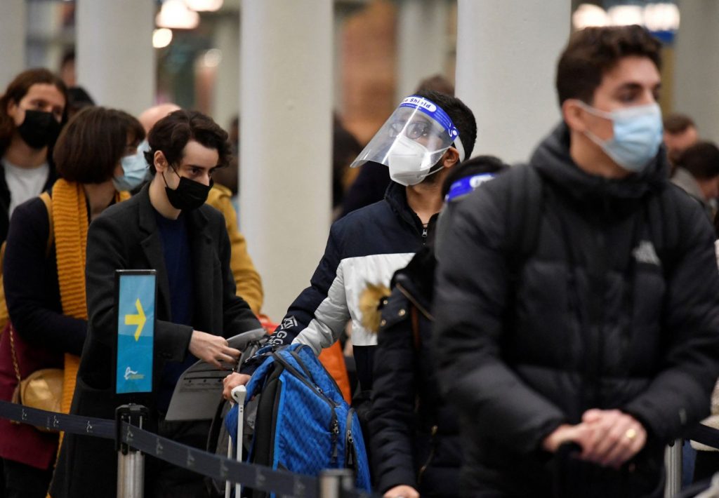 Γαλλία – Η Όμικρον «τινάζει» στον αέρα τα Χριστούγεννα – Νέα μέτρα ανακοίνωσε ο Μακρόν