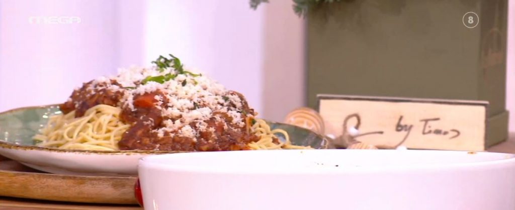 Ο Τίμος Ζαχαράτος μάς ετοιμάζει vegan σπαγγέτι μπολονέζ!