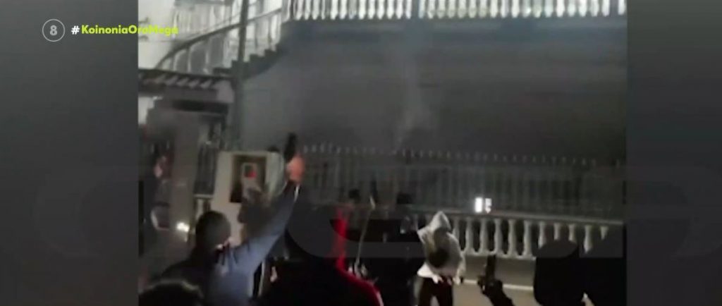 Άνω Λιόσια – Ρομά κάνουν επίδειξη δύναμης σηκώνοντας όπλα και πυροβολώντας στον αέρα