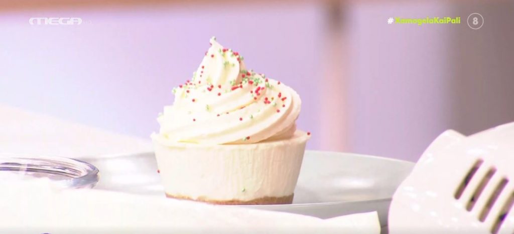 O Χρήστος Βέργαδος μάς ετοιμάζει cheesecake cupcakes με λευκή σοκολάτα!