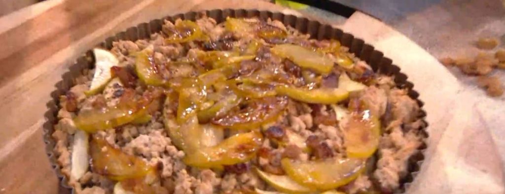 Ο Τίμος Ζαχαράτος μάς ετοιμάζει τάρτα με μήλο & σταφίδες!