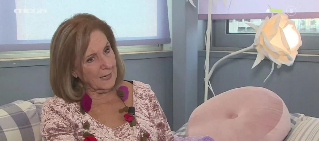 Κάρμεν Ρουγγέρη – «Το ότι τα παιδιά βάζουν στην άκρη το κινητό για να δουν την παράσταση είναι για μένα βραβείο»