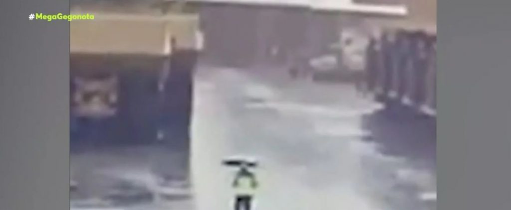 Βρετανία – Κάμερα ασφαλείας κατέγραψε τη στιγμή που κεραυνός χτύπησε άνδρα