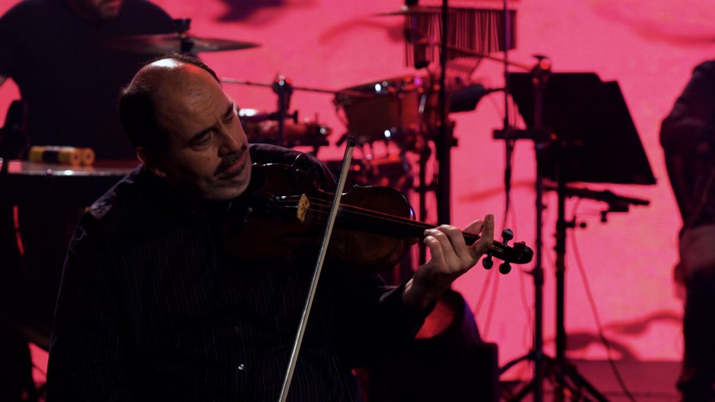 Σπίτι με το MEGA – Με «Το βαλς της ματωμένης θάλασσας» ξεκίνησε η βραδιά του Σταμάτη Σπανουδάκη