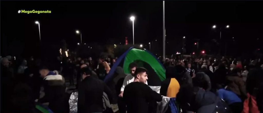 Θεσσαλονίκη – Αντιεμβολιαστές έστησαν σκηνές έξω από το δημαρχείο