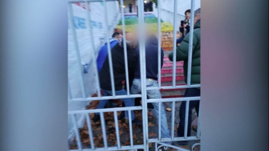 Αρνητές εισέβαλαν σε σχολείο, τραμπούκισαν και «συνέλαβαν» τον διευθυντή