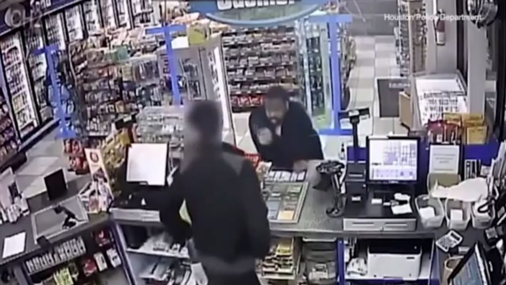 ΗΠΑ – Σοκαριστικά πλάνα από ληστεία βενζινάδικου