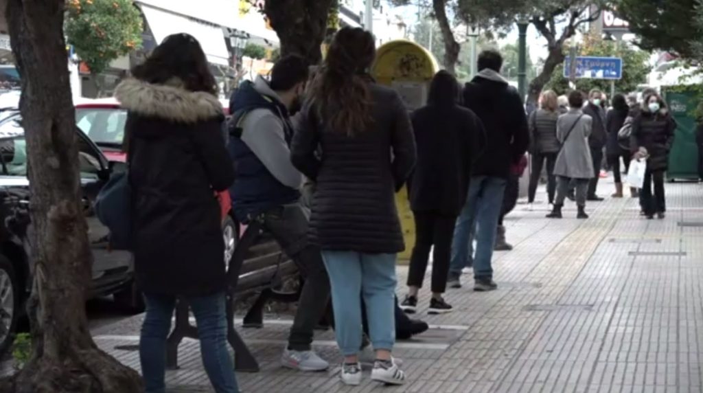 Στην ουρά για διαγνωστικό τεστ πριν τα ρεβεγιόν της Πρωτοχρονιάς
